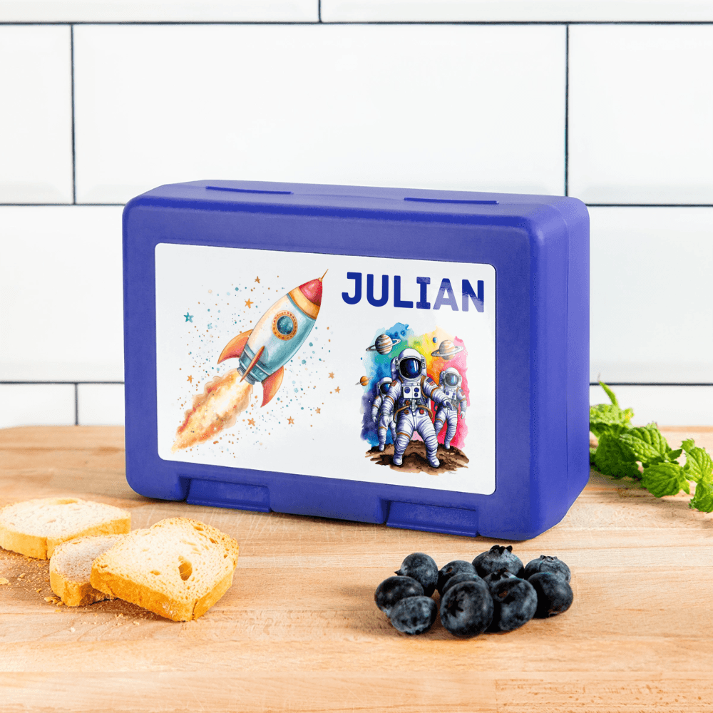 happy-prints.eu - Personalisierte Brotdose / Aufbewahrungsbox mit Astronauten Motiv mit Rakete und Name - Text und Motiv ist easy änderbar