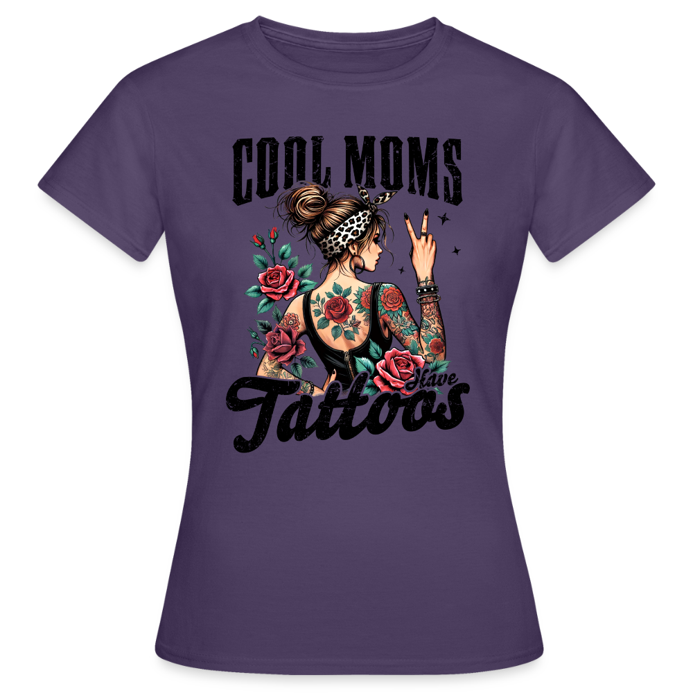 Personalisiertes Frauen T-Shirt mit Spruch "Cool Moms have Tattoos" - Shirt zum Muttertag - viele Farben und Größen - Motiv easy anpassbar - Dunkellila