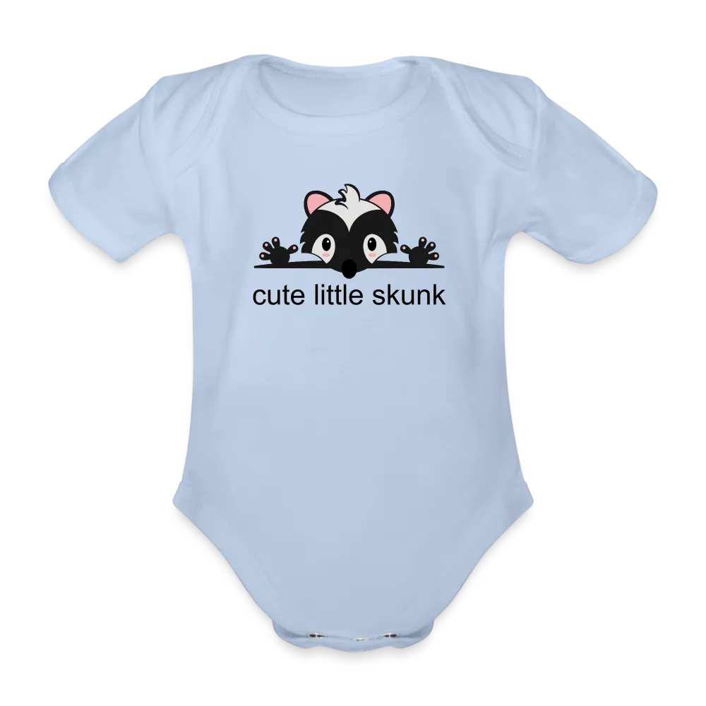 Personalisierter Baby Bio Body mit süßem Stinktier und Spruch "cute little skunk" - Print Shirts für Kleinkinder - Motiv und Text individualisierbar - in vielen Farben und Größen - Sky