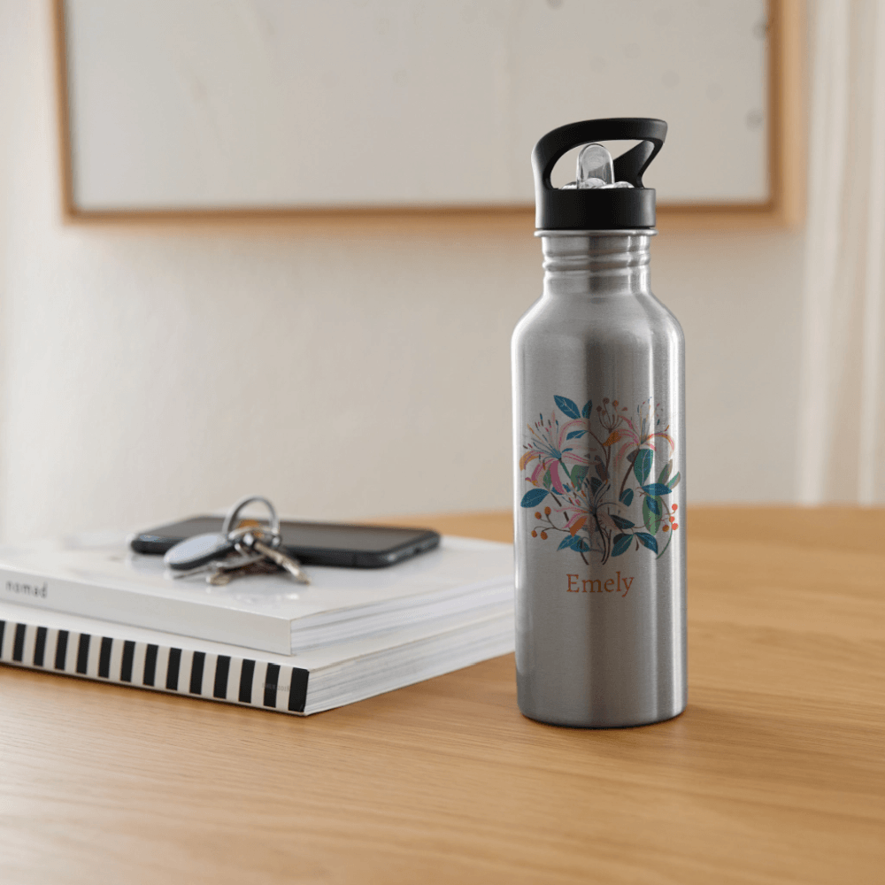 happy-prints.eu - Personalisierte Edelstahl Trinkflasche mit Name und Blumen - Lilie ist die Geburtsblume im Juni - Motiv, Text und Produkt einfach änderbar