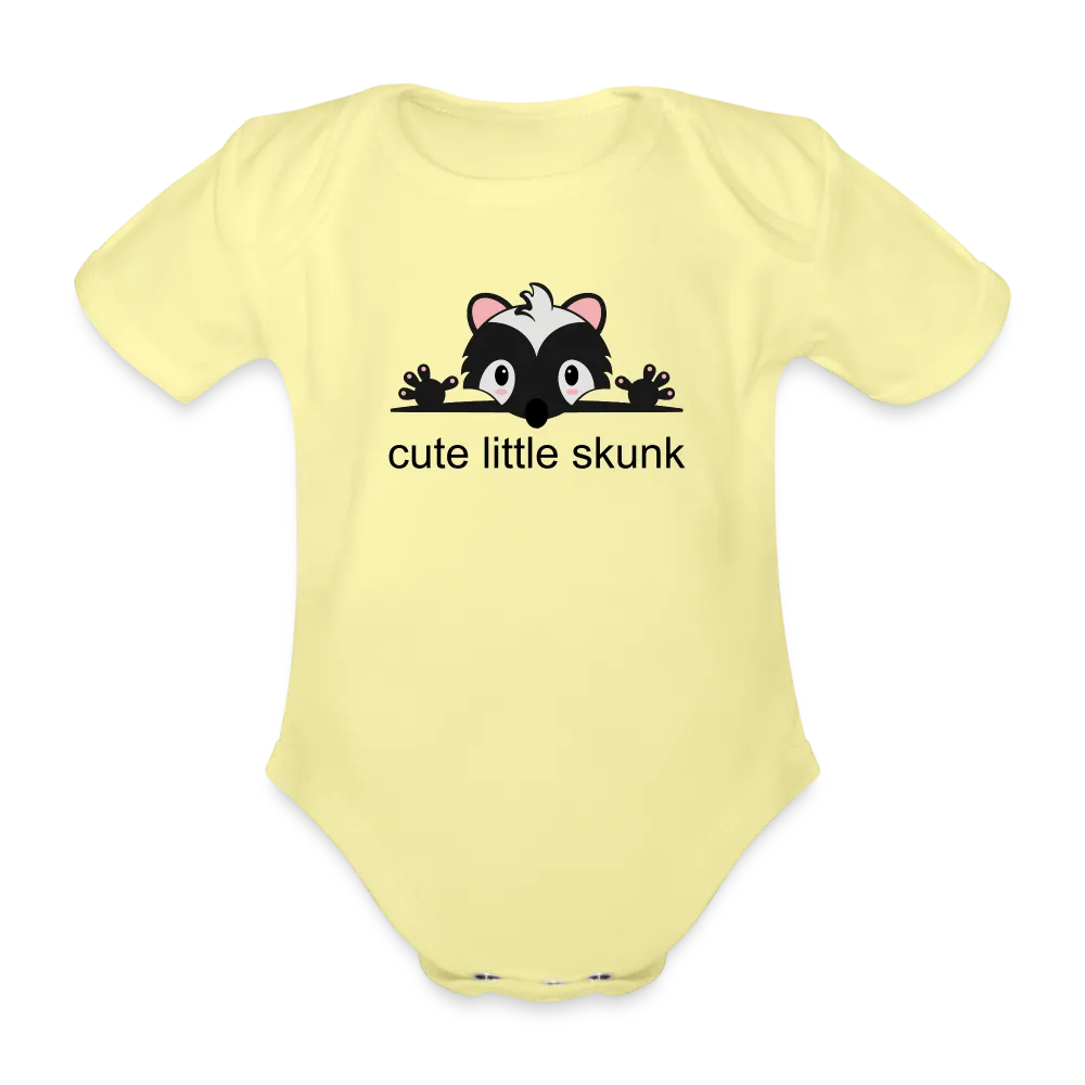 Personalisierter Baby Bio Body mit süßem Stinktier und Spruch "cute little skunk" - Print Shirts für Kleinkinder - Motiv und Text individualisierbar - in vielen Farben und Größen - Hellgelb