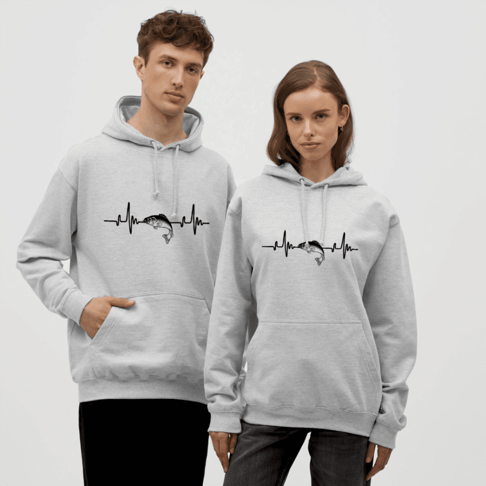 happy-prints.eu - Personalisierbarer Unisex Hoodie Mit Herzlinie und Fisch - Heartbeat Sweater für Damen und Herren - Motiv und Text änderbar - ein tolles Geschenk für Angler