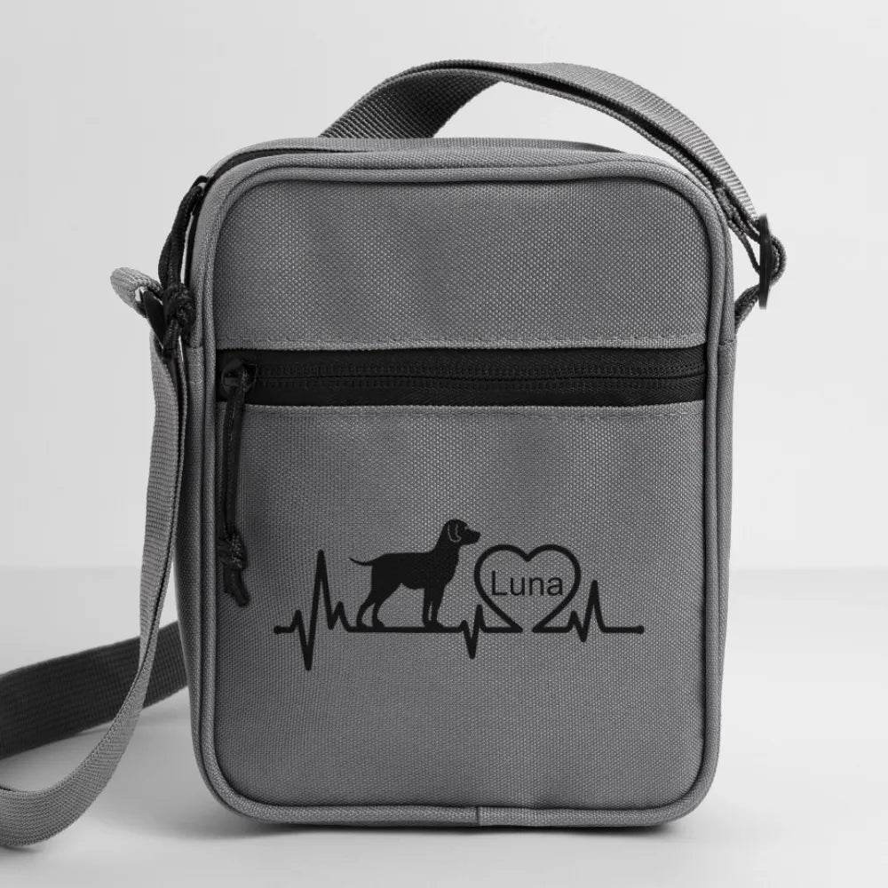 happy-prints.eu - Personalisierter Crossbody Bag mit Hund, Herzschlaglinie und Name - individualisierbar bei Bild, Name, Motiv und Text