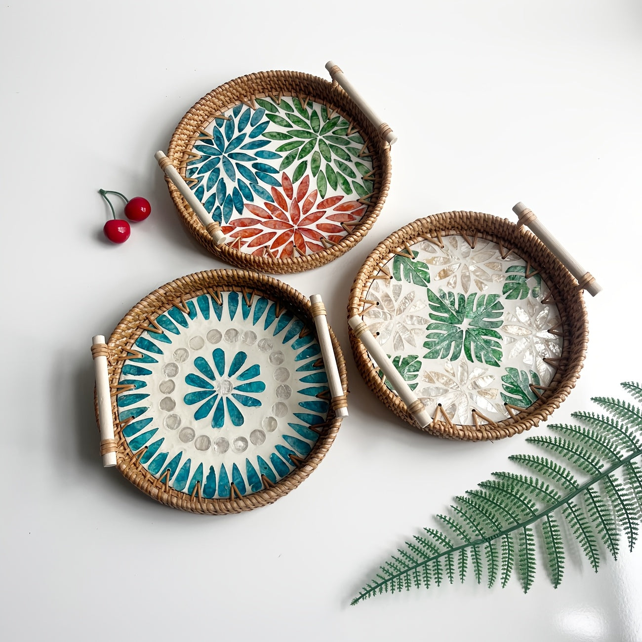 Boho Rattan-Tablett „Shell View“ in verschiedenen Designs – handgefertigter Aufbewahrungskorb mit Muschelgriff - Ø ca. 22–28 cm