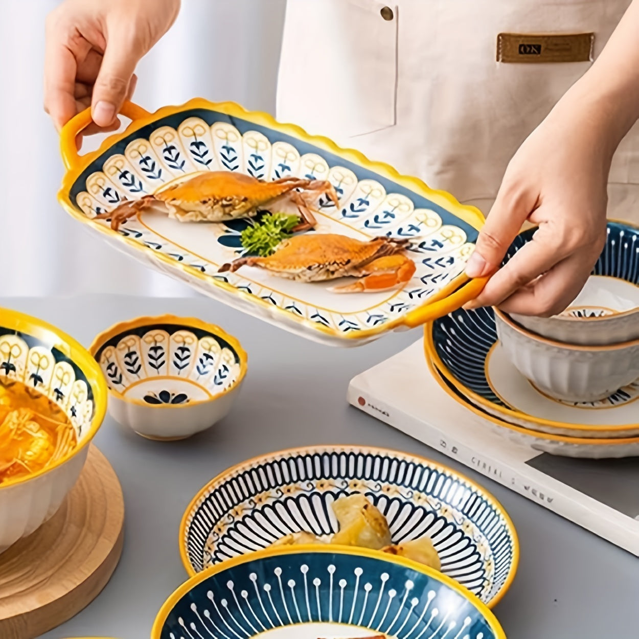 2er-Set Rechteckige Keramikteller in Blau, Gelb und Weiß – Servierteller mit Griffen, Sommerliches Blumen- & Geometrie-Design - 2 Designs