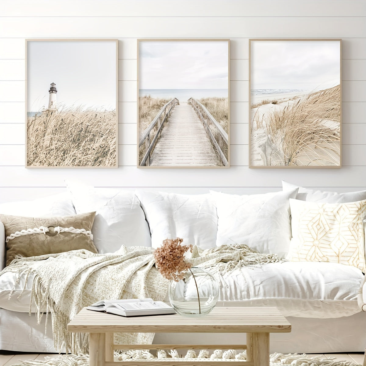 3er-Set mit hübschem Boho Leinwanddruck – Rahmenloses Leinwand-Poster - Mediterrane Küstenmomente mit Leuchtturm, Steg und Dünenlandschaft