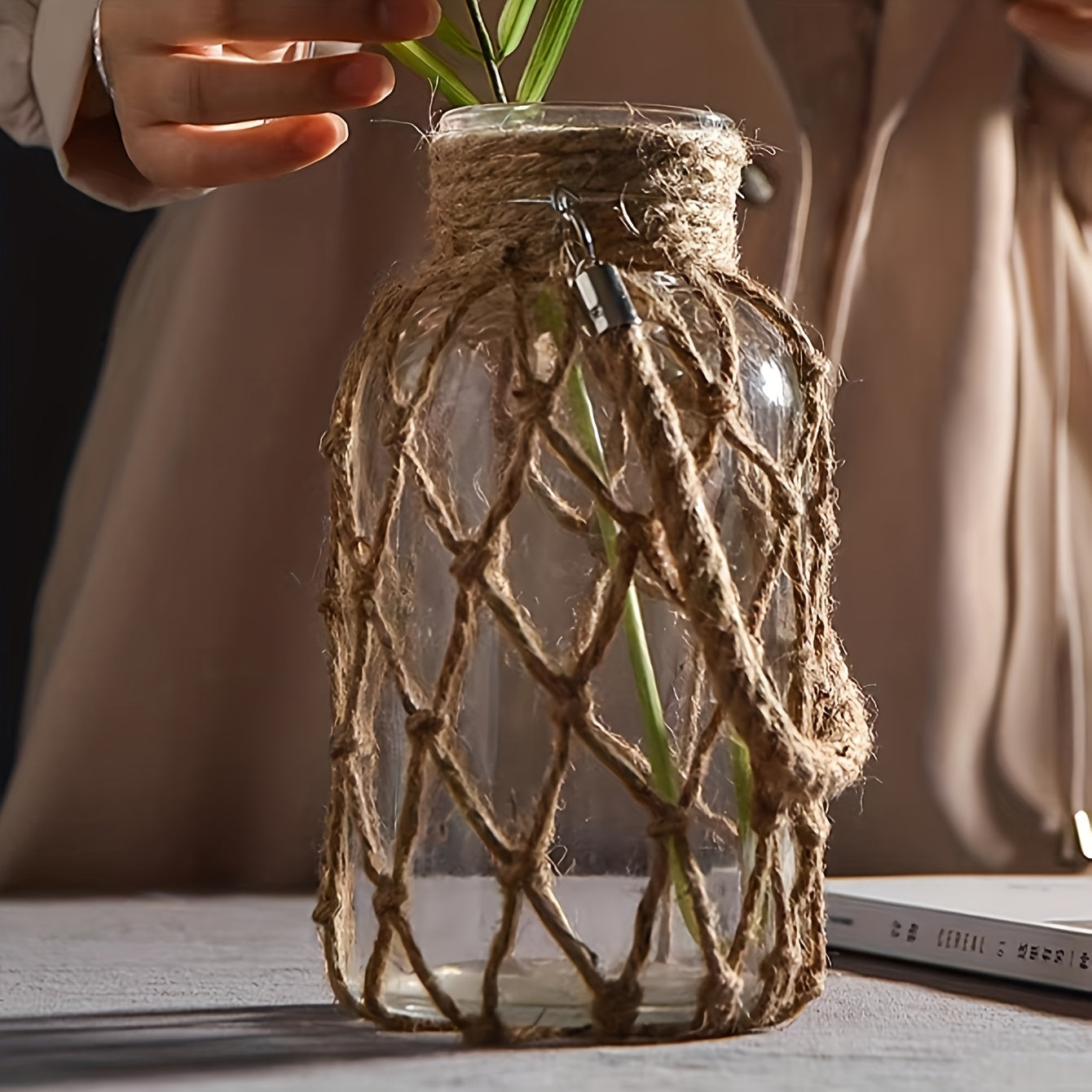 Außergewöhnlich hübsche Boho Vintage Vase im Fischernetz-Seil-Mantel – Handgefertigte Flaschenvase aus transparentem Glas mit kreativem Seil- & Netzdesign in Rautenstruktur - Knotted Charm
