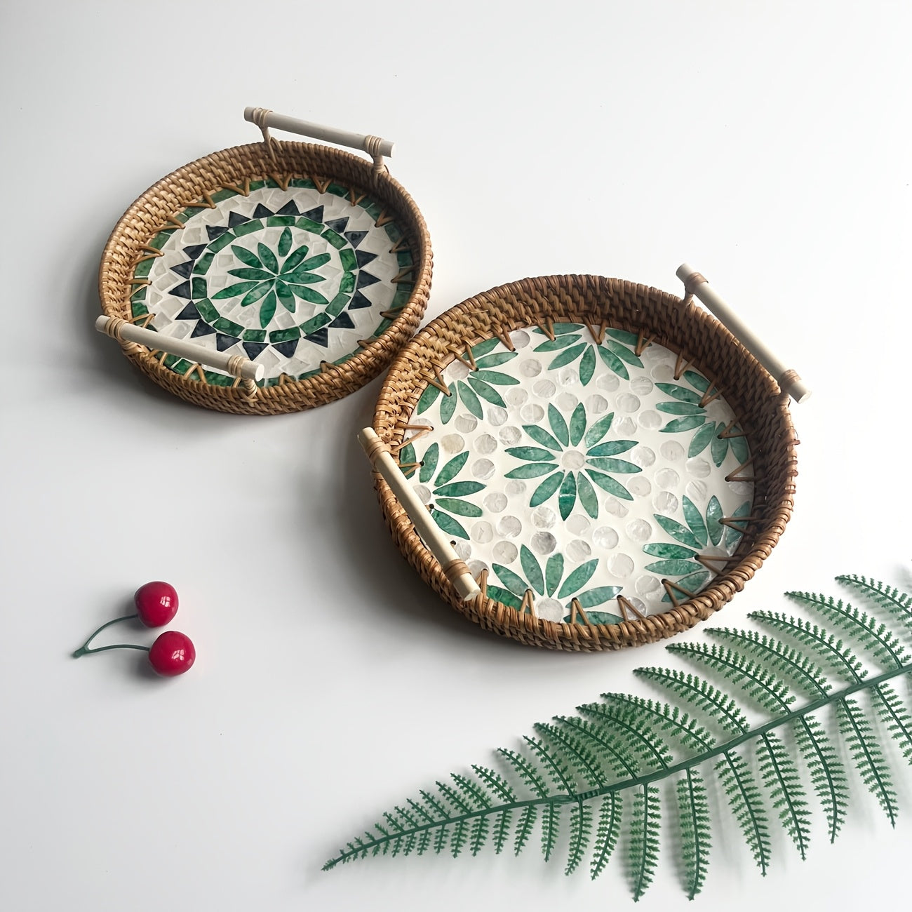 Boho Rattan-Tablett „Shell View“ in verschiedenen Designs – handgefertigter Aufbewahrungskorb mit Muschelgriff - Ø ca. 22–28 cm