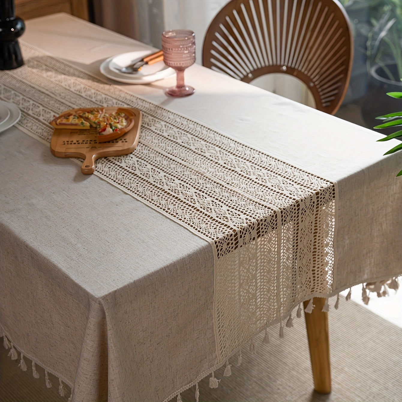 1 Stück Boho Tischdecke mit Hohlmuster und Fransen in milchigem Weiß oder Beige mit Fransen & geometrischem Muster, 85 % Polyester & 15 % Leinen