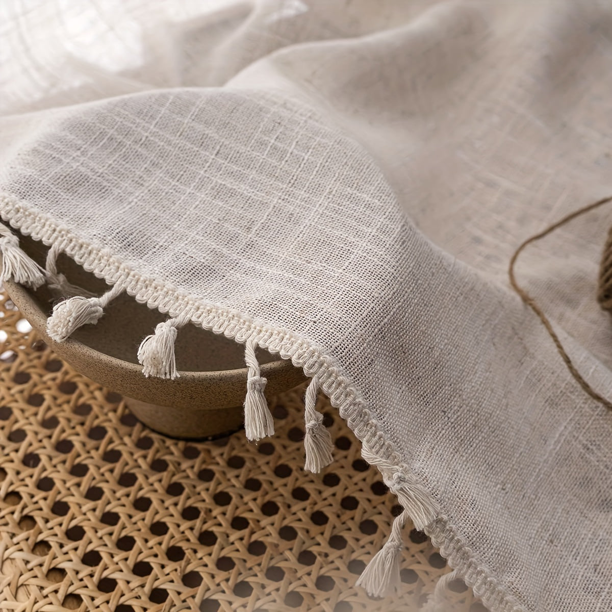 1 Stück Boho Vorhang mit bezaubernden Fransen „Golden Whisper“ – Durchsichtiger Lichtfilter-Vorhang in Beige mit Goldakzenten, Gewebt aus 100 % Polyester, Stangenfach-Design