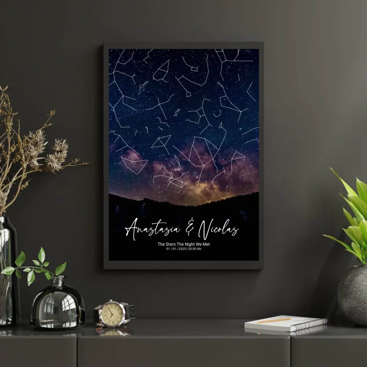 happy-prints.eu - Personalisierte Sternenkarte mit Gebirge bei Nacht mit Name, Spruch, Datum und Uhrzeit auf schwarz - verschiedene Größen für Poster oder mit Rahmen