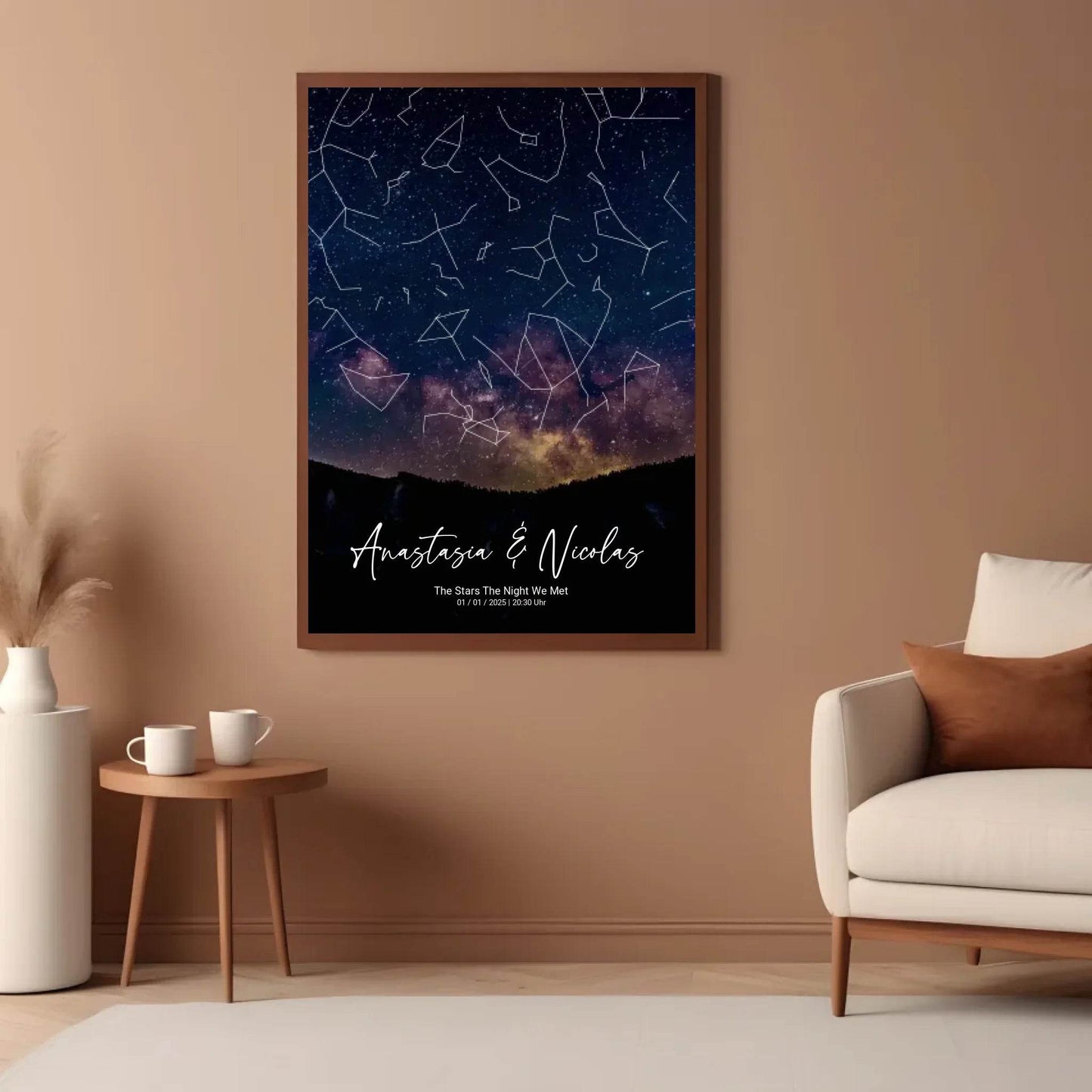happy-prints.eu - Personalisierte Sternenkarte mit Gebirge bei Nacht mit Name, Spruch, Datum und Uhrzeit auf schwarz - verschiedene Größen für Poster oder mit Rahmen