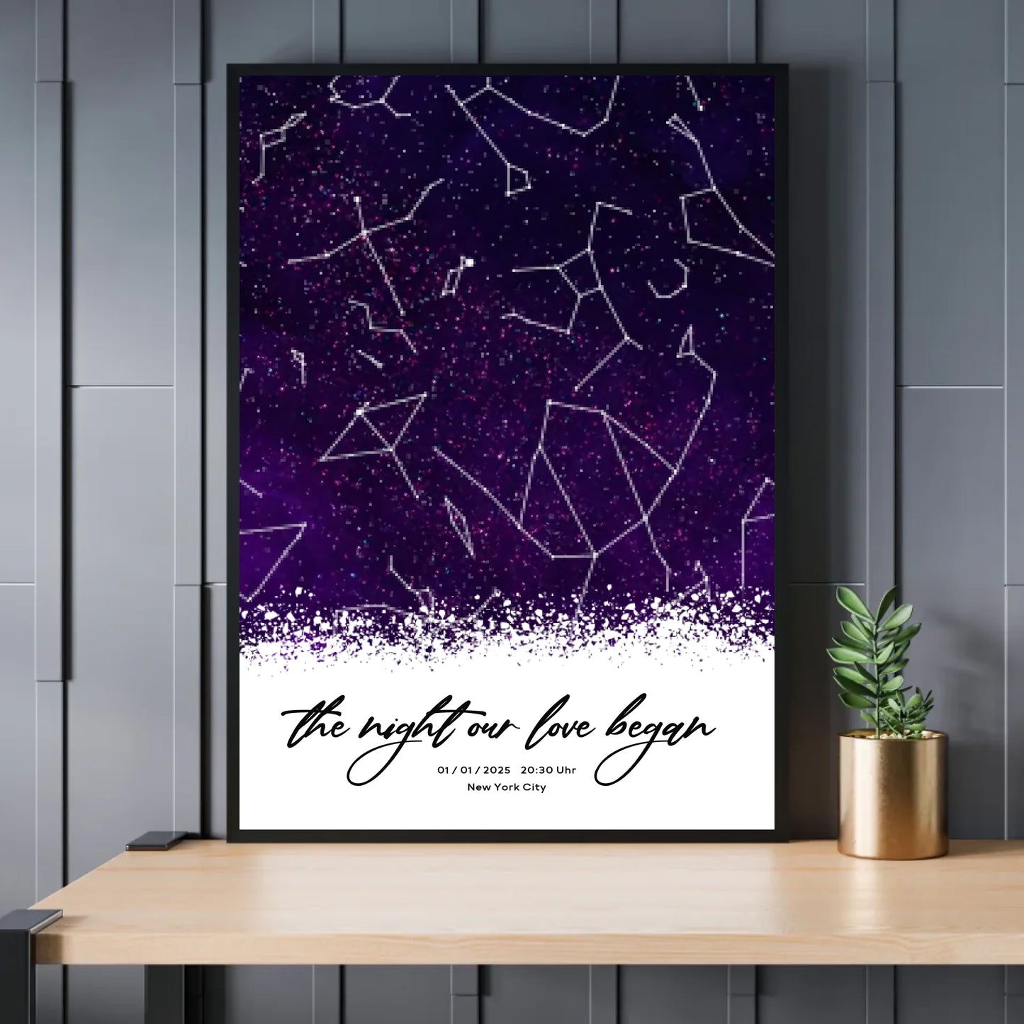 Personalisierte Sternenkarte mit Sternenhimmel in lila und schwarz - allover - Exklusives Holzrahmen-Poster mit Halbglanzpapier, bruchsicheres Plexiglas und FSC-zertifiziertes Papier