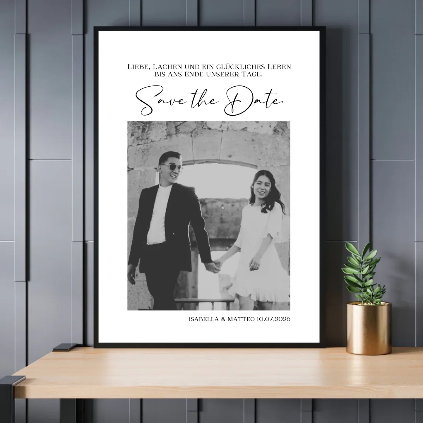 Personalisiertes Poster - Save the Date - Ankündigung der Hochzeit mit Bild und Text - Exklusives Holzrahmen-Poster mit Halbglanzpapier, bruchsicheres Plexiglas und FSC-zertifiziertes Papier
