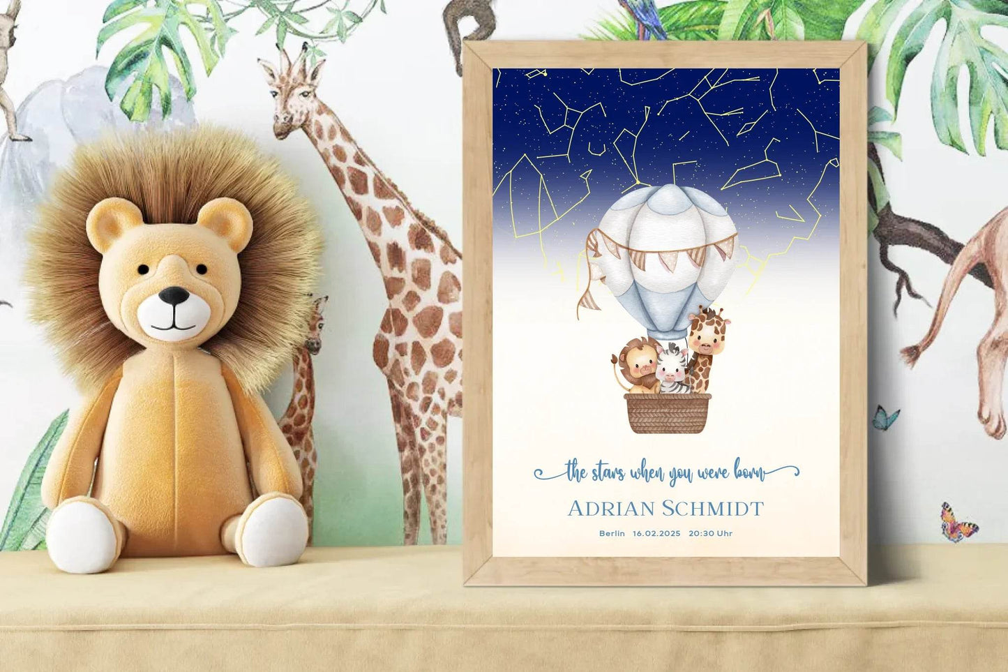 happy-prints.eu - Personalisierte Sternenkarte mit Löwe, Zebra und Giraffe im Heißluftballon auf beige mit blau - ein tolles Geschenk zur Geburt