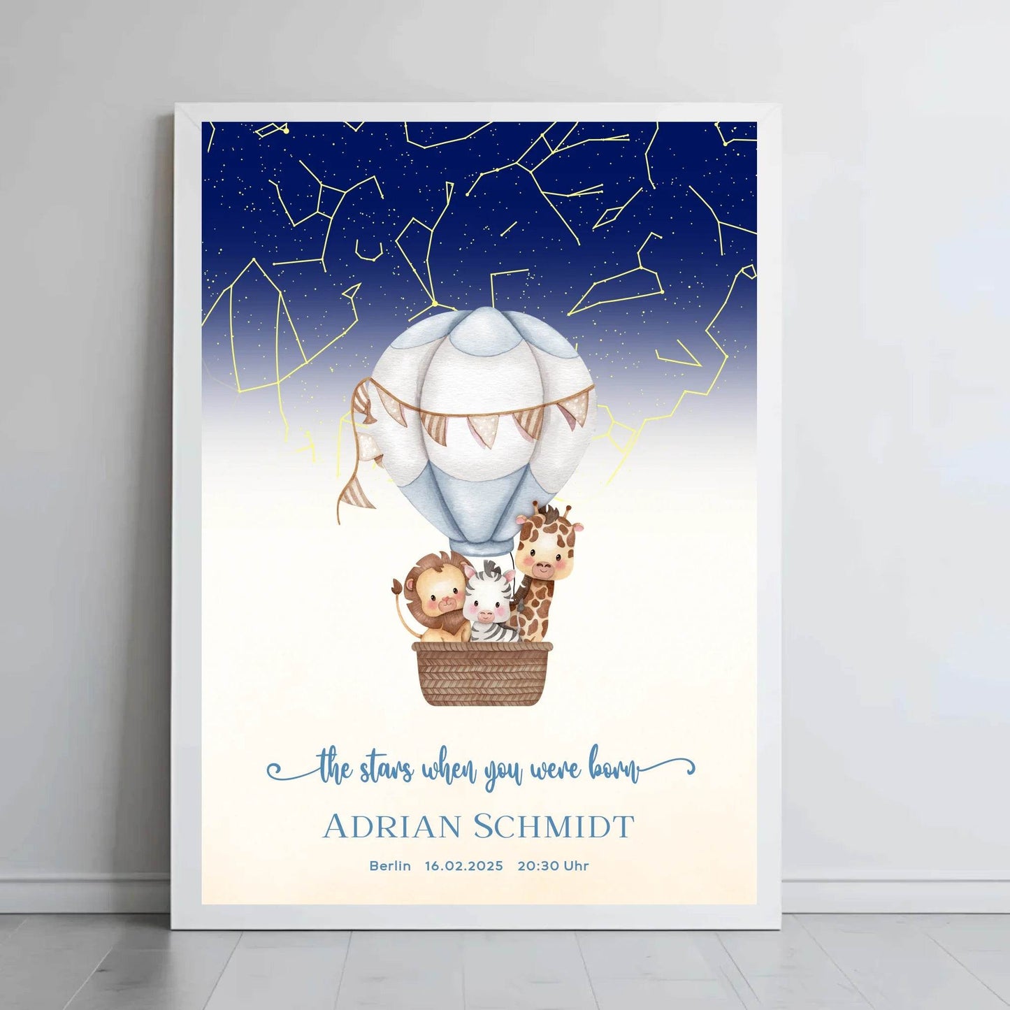 happy-prints.eu - Personalisierte Sternenkarte mit Löwe, Zebra und Giraffe im Heißluftballon auf beige mit blau - ein tolles Geschenk zur Geburt
