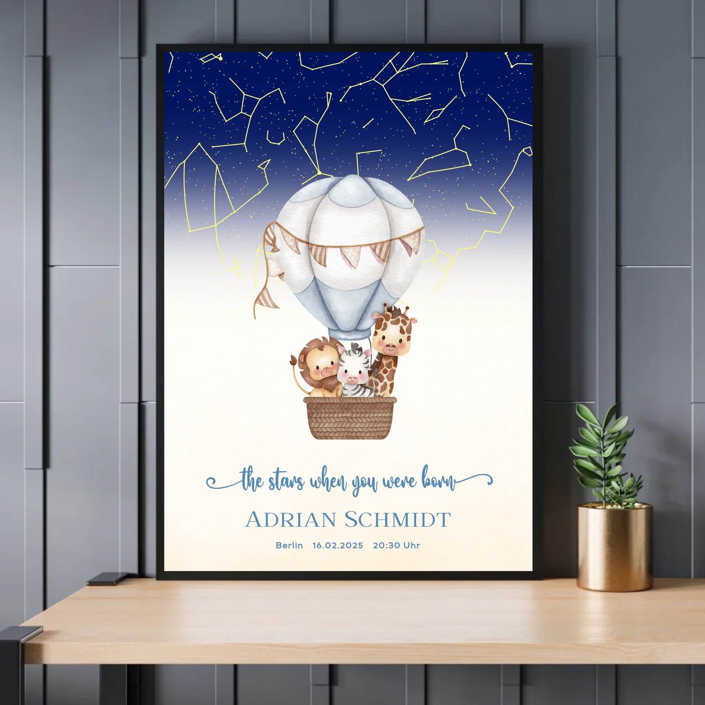 happy-prints.eu - Personalisierte Sternenkarte mit Löwe, Zebra und Giraffe im Heißluftballon auf beige mit blau - ein tolles Geschenk zur Geburt