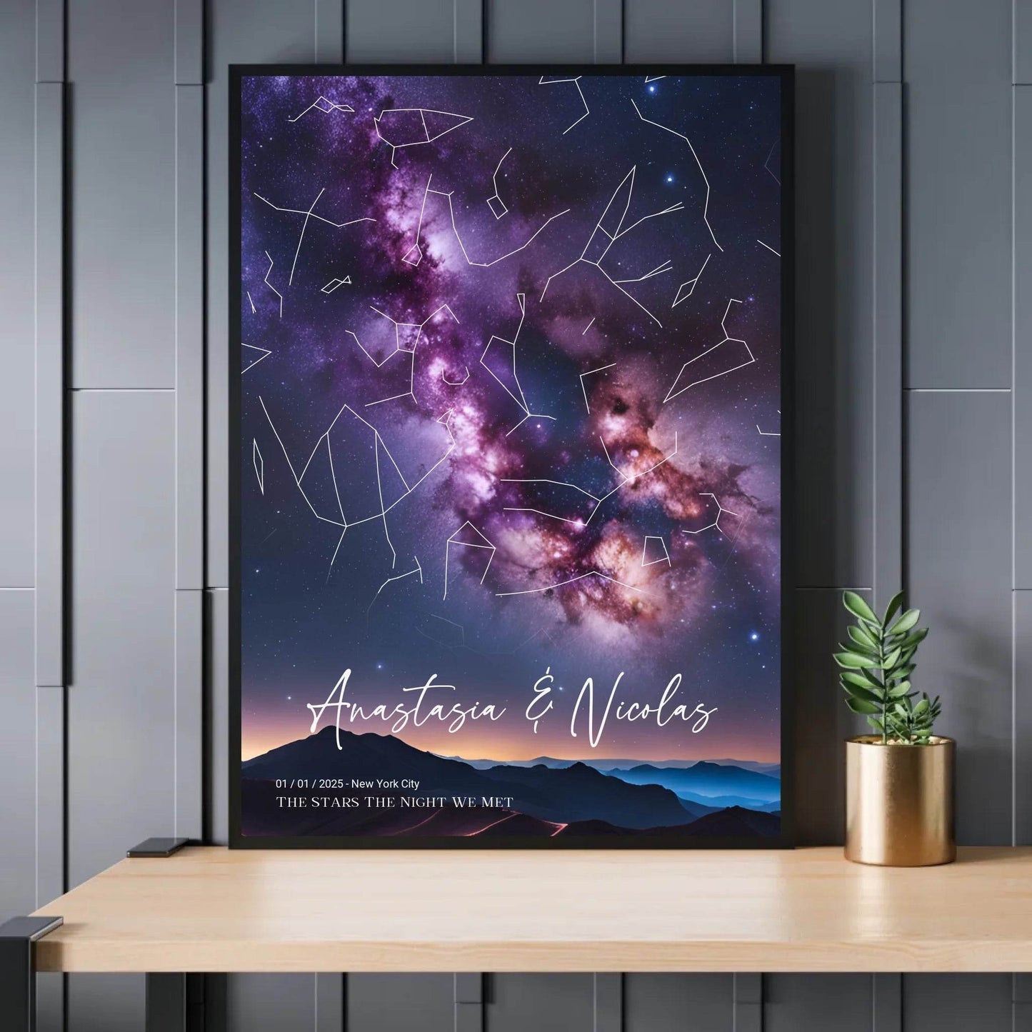 happy-prints.eu - Personalisierte Sternenkarte mit Lichterspektakel am Sternenhimmel mit lila, blau, orange - Abendstimmung im Gebirge