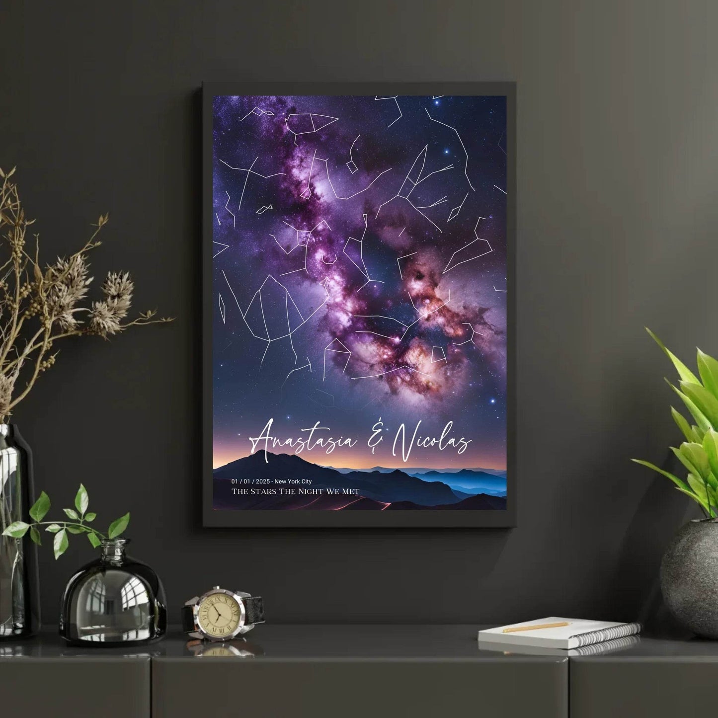 happy-prints.eu - Personalisierte Sternenkarte mit Lichterspektakel am Sternenhimmel mit lila, blau, orange - Abendstimmung im Gebirge