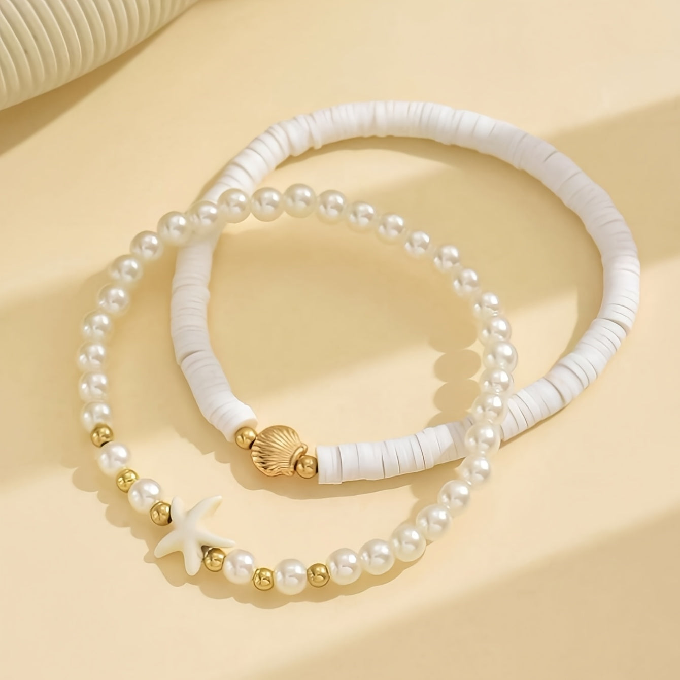 2er-Set Damen-Fußkettchen Boho-Stil – maritime Muschel- und Seestern-Designs mit hübschen Perlen in Weiß & Gold für Sommer und Urlaub