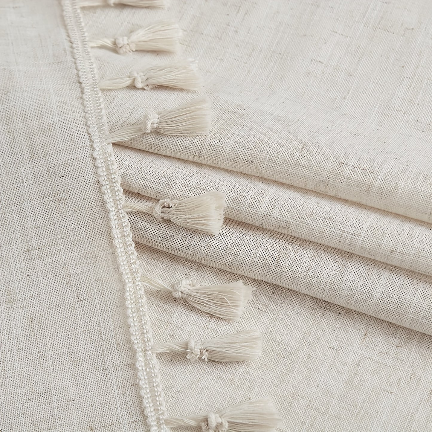 1 Stück Boho Vorhang mit bezaubernden Fransen „Golden Whisper“ – Durchsichtiger Lichtfilter-Vorhang in Beige mit Goldakzenten, Gewebt aus 100 % Polyester, Stangenfach-Design
