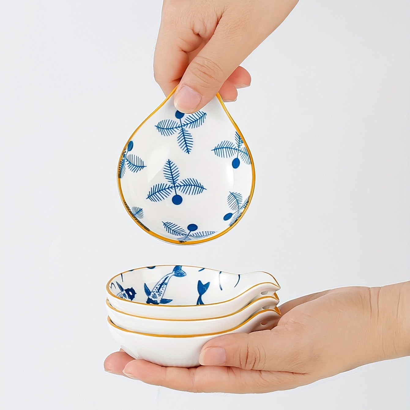 8er-Set Japanische Keramik Gewürzschalen – Mini-Keramikschälchen 9,5×7,5 cm mit Muschel-, Koi-, Blatt- & Blumenmotiv in Weiß/Blau/Goldgelb
