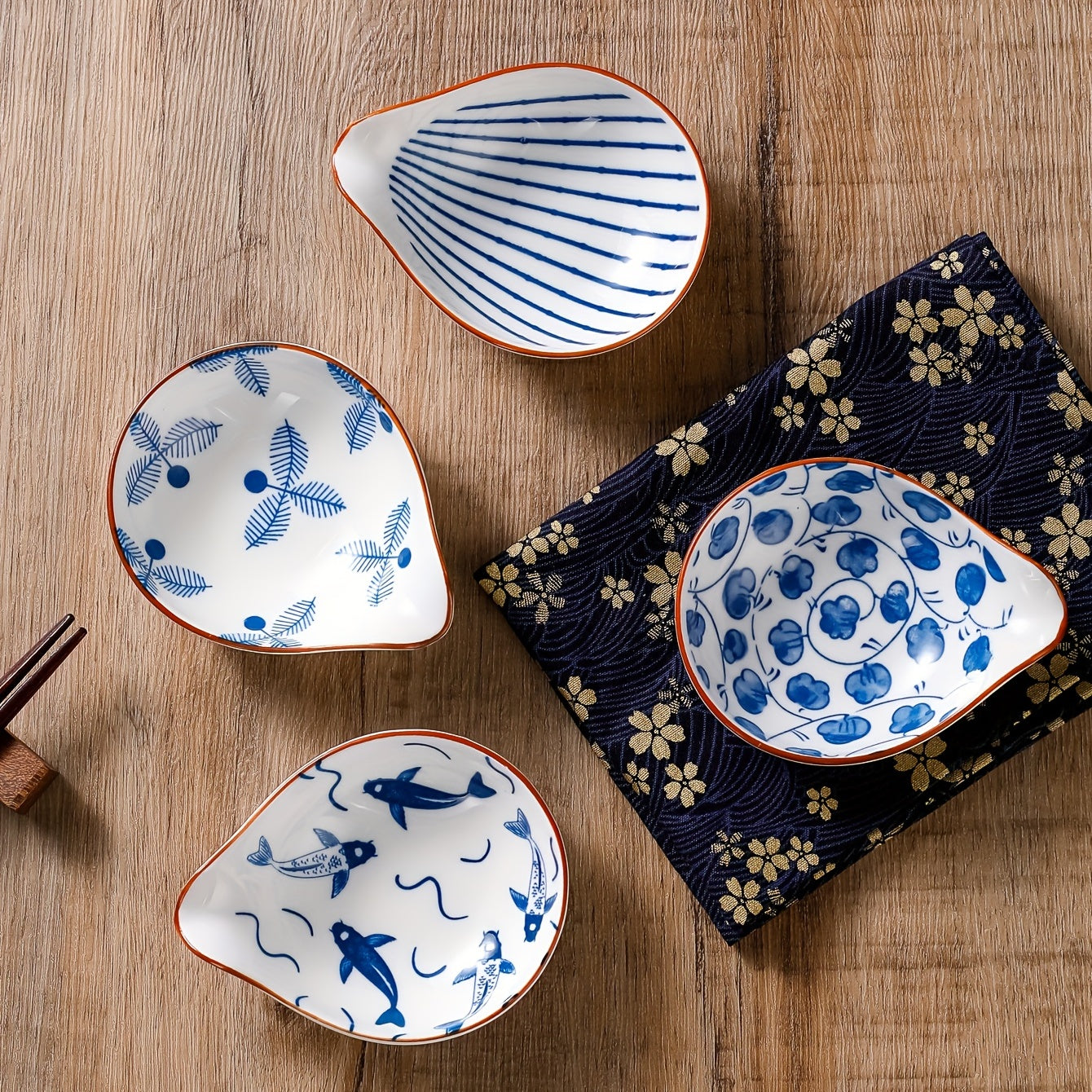 8er-Set Japanische Keramik Gewürzschalen – Mini-Keramikschälchen 9,5×7,5 cm mit Muschel-, Koi-, Blatt- & Blumenmotiv in Weiß/Blau/Goldgelb