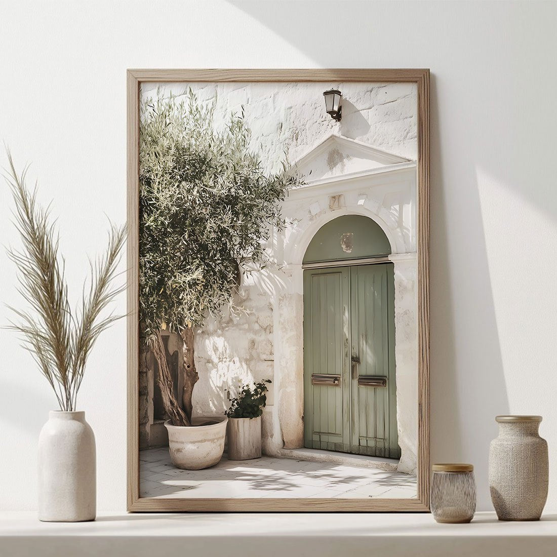 Mediterranes Leinwanddruck-Poster mit Olivenbaum & italienischer Architektur – Rahmenlose Wandkunst in wunderschönen sanften Farben