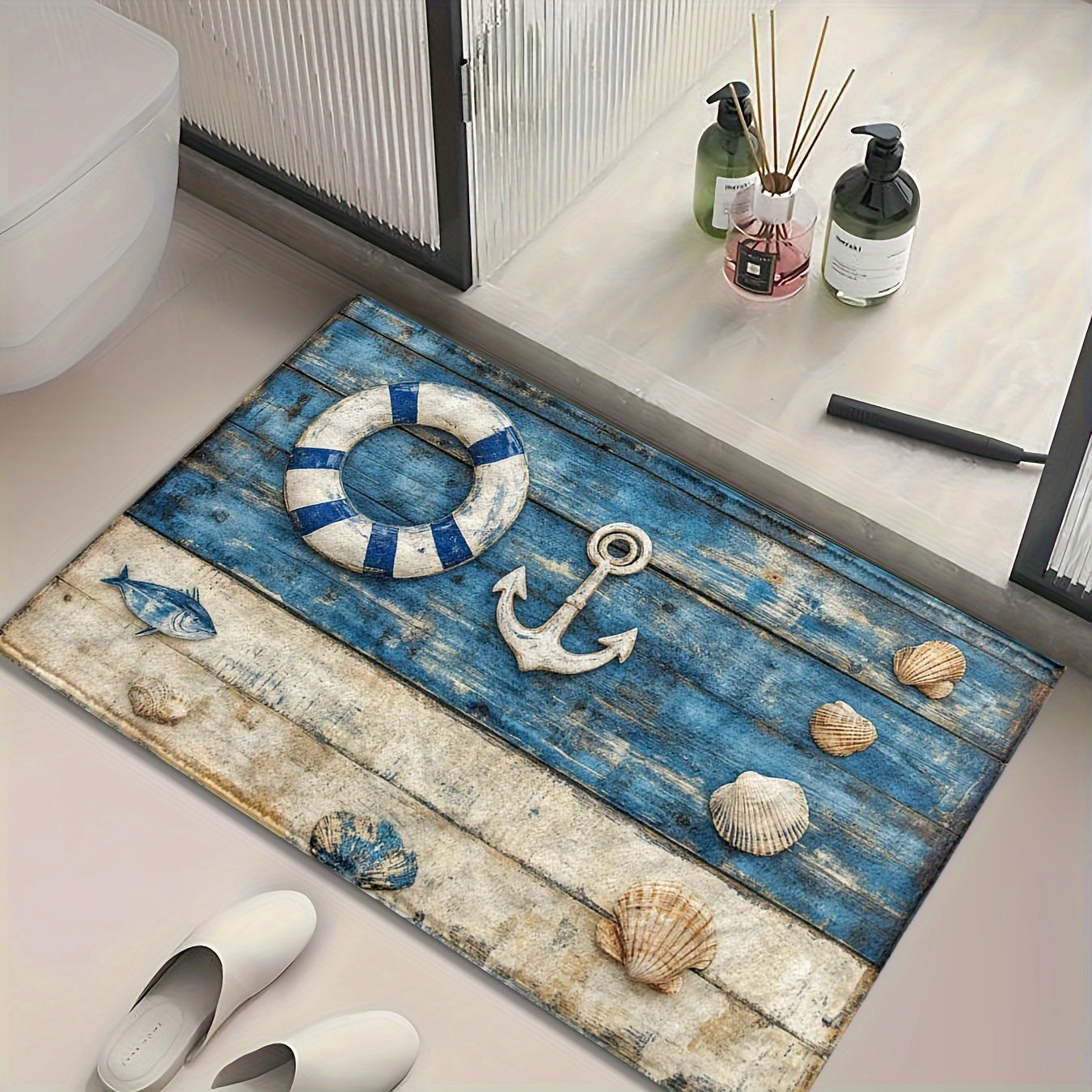 Rechteckige maritime Fußmatte in Blau-Beige mit Anker, Muscheln, Rettungsring und Fische auf Holz-Optik – Flauschiger Teppich mit nautischen Motiven, maschinenwaschbar & strapazierfähig