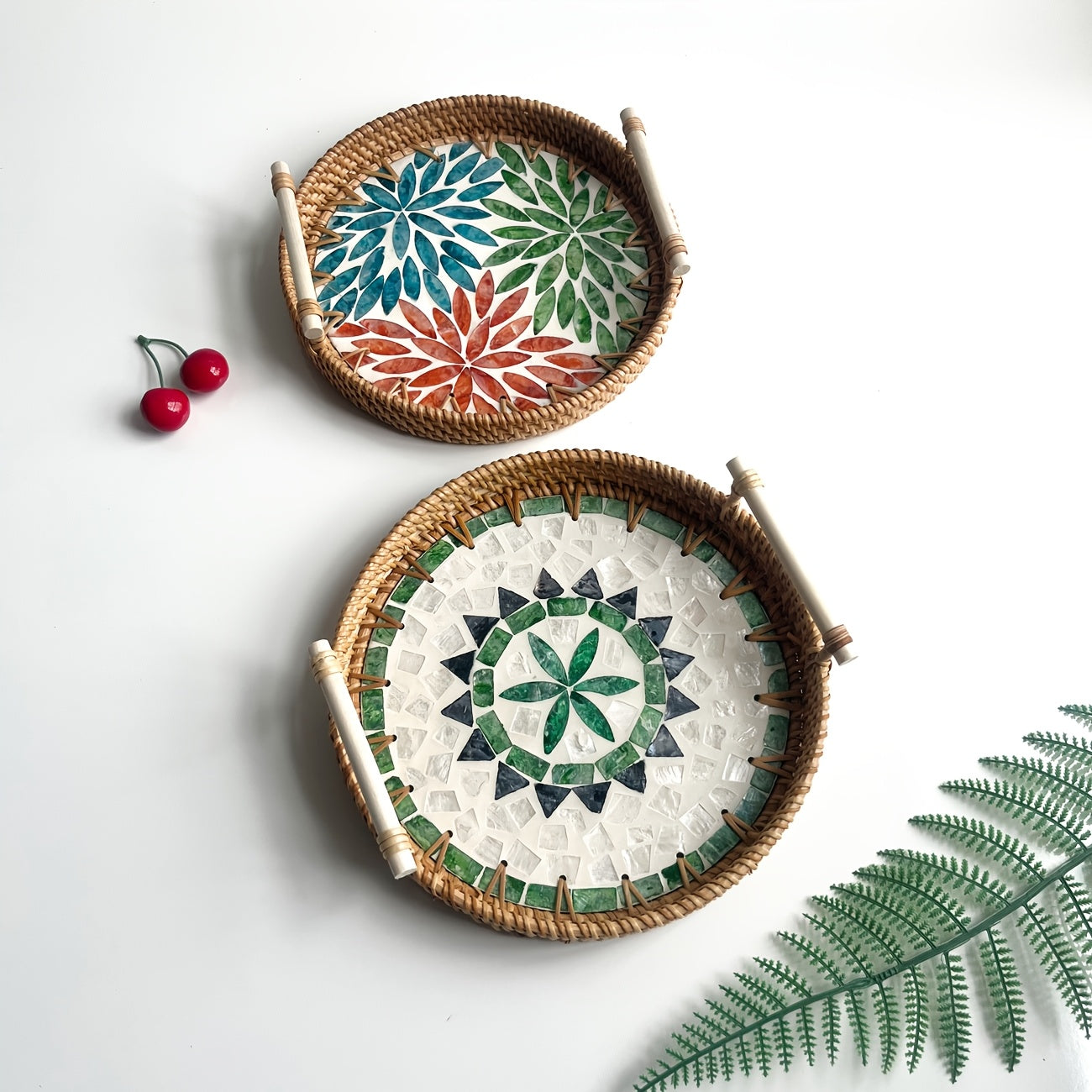 Boho Rattan-Tablett „Shell View“ in verschiedenen Designs – handgefertigter Aufbewahrungskorb mit Muschelgriff - Ø ca. 22–28 cm