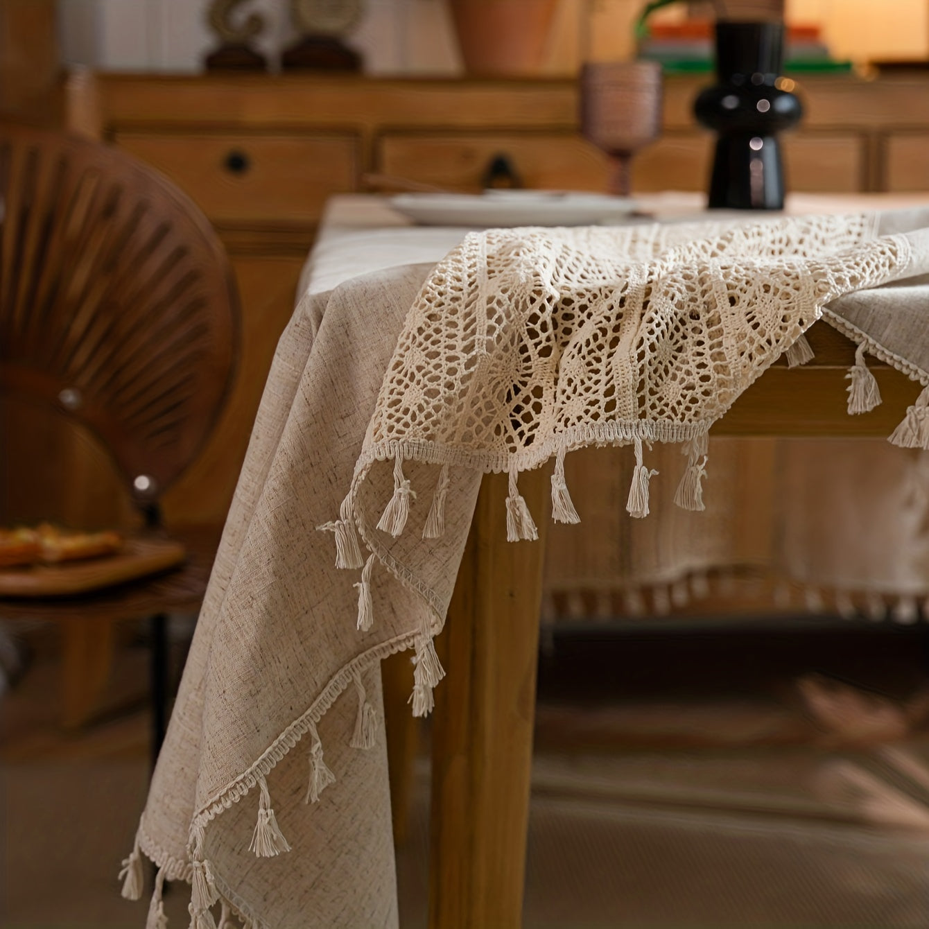 1 Stück Boho Tischdecke mit Hohlmuster und Fransen in milchigem Weiß oder Beige mit Fransen & geometrischem Muster, 85 % Polyester & 15 % Leinen
