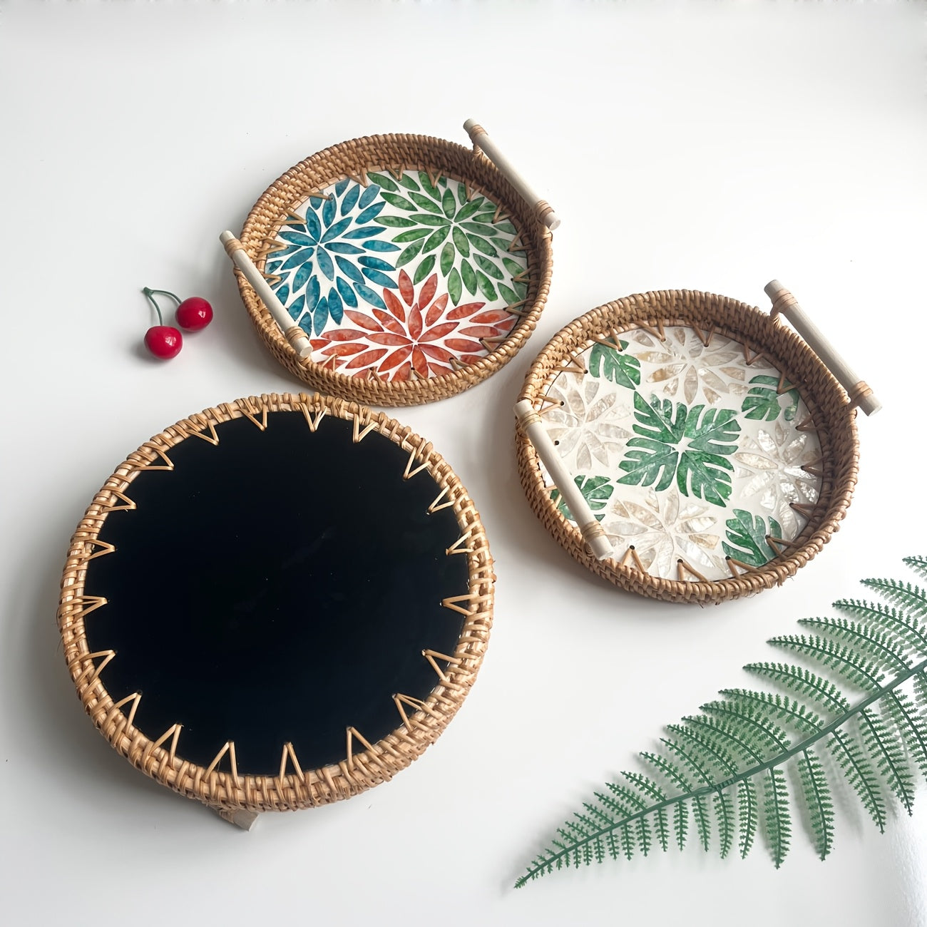 Boho Rattan-Tablett „Shell View“ in verschiedenen Designs – handgefertigter Aufbewahrungskorb mit Muschelgriff - Ø ca. 22–28 cm