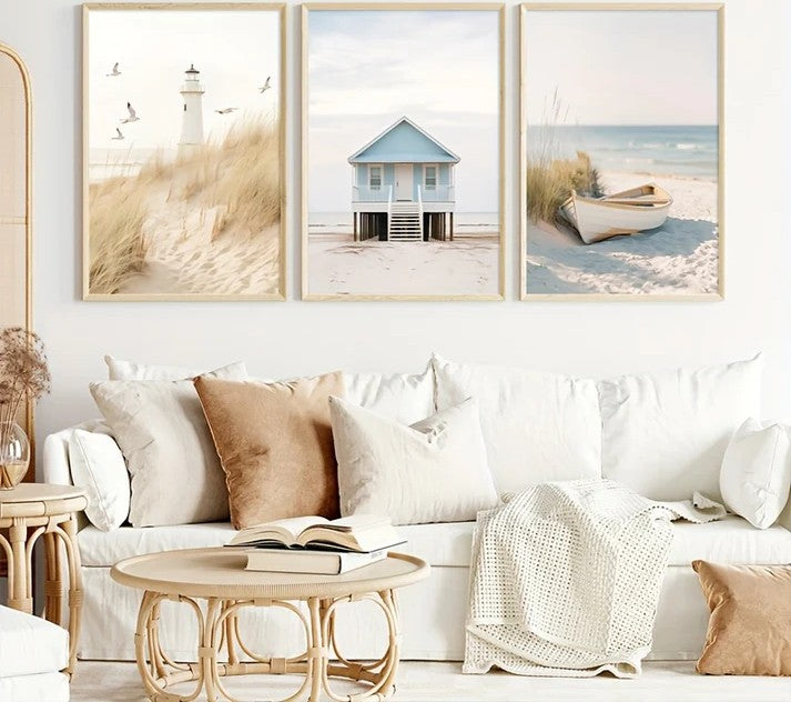 3er-Set Leinwand-Posterdruck für maritime Sommerträume – Rahmenloser Posterdruck mit Leuchtturm, Strandhaus & Boot in sanften Farben