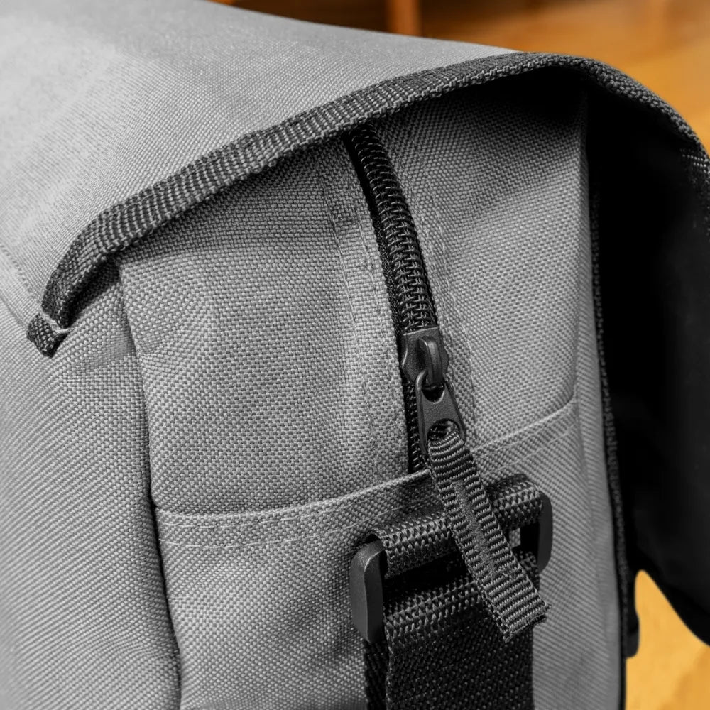 Personalisierte Umhängetasche mit Waschbären und dem Spruch "Rock on Baby!" - Text und Motiv individualisierbar - Umhängetasche in schwarz und grau - 15 Liter -