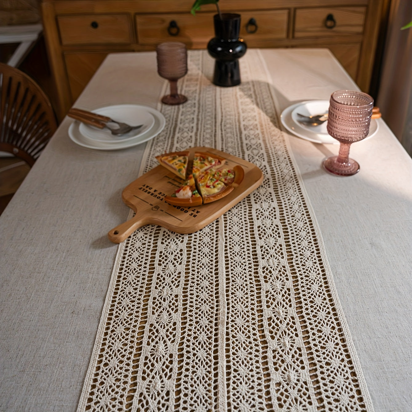 1 Stück Boho Tischdecke mit Hohlmuster und Fransen in milchigem Weiß oder Beige mit Fransen & geometrischem Muster, 85 % Polyester & 15 % Leinen
