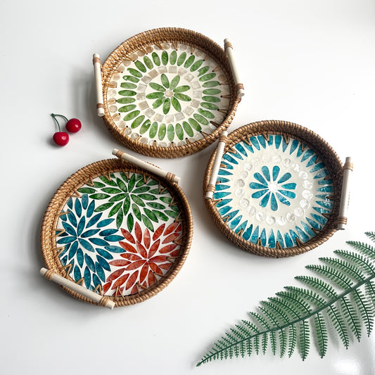 Boho Rattan-Tablett „Shell View“ in verschiedenen Designs – handgefertigter Aufbewahrungskorb mit Muschelgriff - Ø ca. 22–28 cm