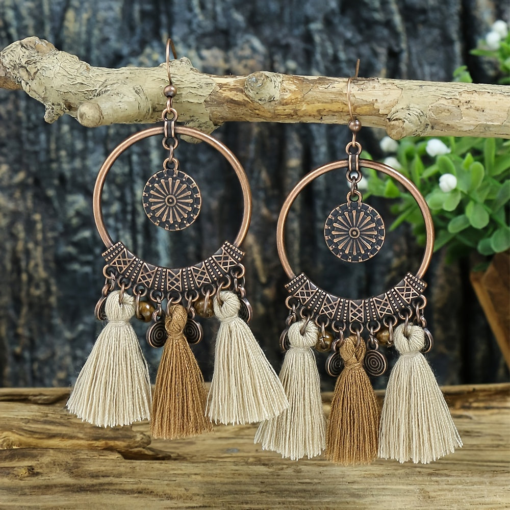 Auffällige Boho Damen-Ohrringe mit Vintage Kupferring und runden Quasten  in Hellbeige & Mittelbraun - Zinklegierung, 8,8cm lang & 5,9cm breit