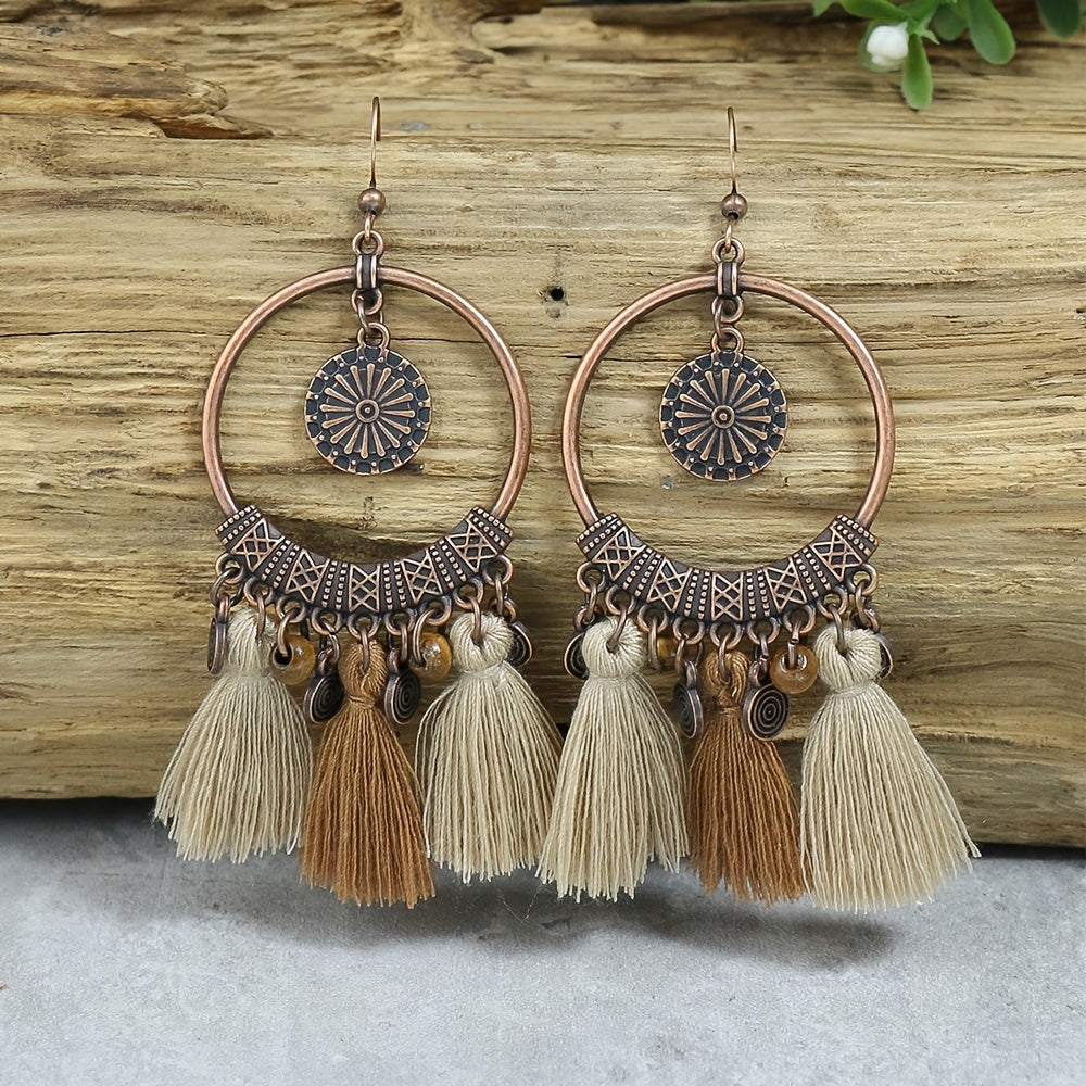 Auffällige Boho Damen-Ohrringe mit Vintage Kupferring und runden Quasten  in Hellbeige & Mittelbraun - Zinklegierung, 8,8cm lang & 5,9cm breit