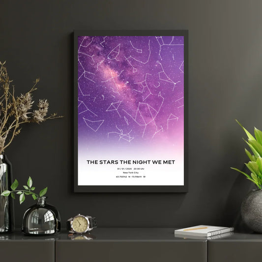 Personalisierte Nacht Sternenkarte auf lila - Versand als PDF, oder als Poster mit und ohne Rahmen - Exklusives Holzrahmen-Poster mit Halbglanzpapier, bruchsicheres Plexiglas und FSC-zertifiziertes Papier