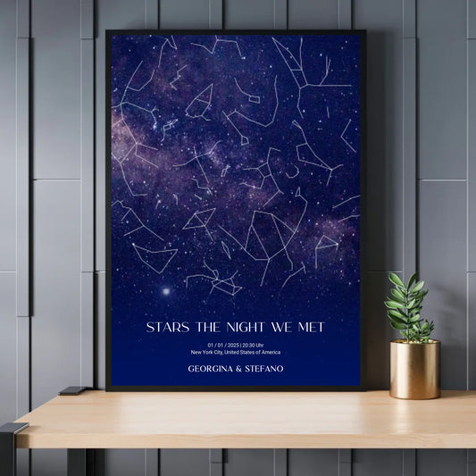 Sternenkarte im Allover Print mit lila, blau und weiß - Exklusives Holzrahmen-Poster mit Halbglanzpapier, bruchsicheres Plexiglas und FSC-zertifiziertes Papier