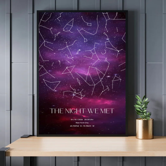 Personalisierte Sternenkarte in tollem lila und pink auf schwarz - als Poster oder als Bild mit Rahmen - Exklusives Holzrahmen-Poster mit Halbglanzpapier, bruchsicheres Plexiglas und FSC-zertifiziertes Papier