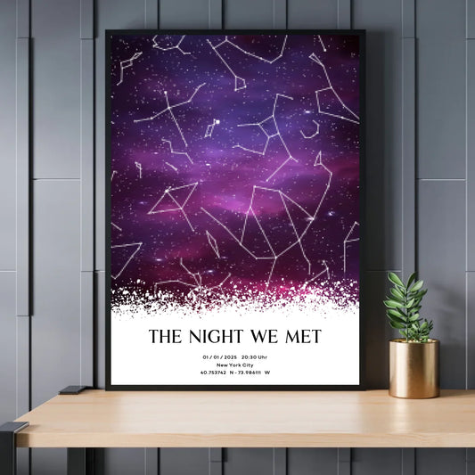 Personalisierte Sternenkarte mit lila, pink, schwarz und weiß - Exklusives Holzrahmen-Poster mit Halbglanzpapier, bruchsicheres Plexiglas und FSC-zertifiziertes Papier