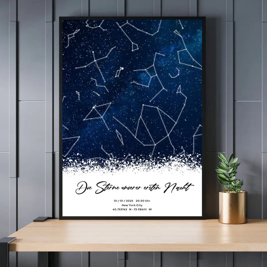 Personalisierte Sternenkarte mit Milchstraße in blau auf navy mit weiß - Exklusives Holzrahmen-Poster mit Halbglanzpapier, bruchsicheres Plexiglas und FSC-zertifiziertes Papier