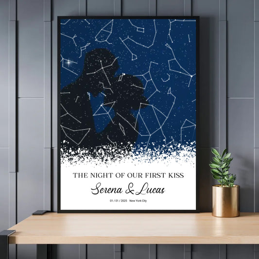 Personalisierte Sternenkarte mit Liebespaar in schwarz auf blau - Exklusives Holzrahmen-Poster mit Halbglanzpapier, bruchsicheres Plexiglas und FSC-zertifiziertes Papier