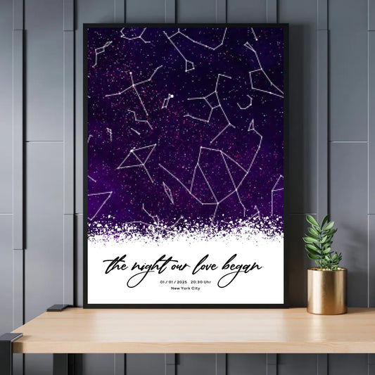 Personalisierte Sternenkarte mit Sternenhimmel in lila und schwarz - allover - Exklusives Holzrahmen-Poster mit Halbglanzpapier, bruchsicheres Plexiglas und FSC-zertifiziertes Papier