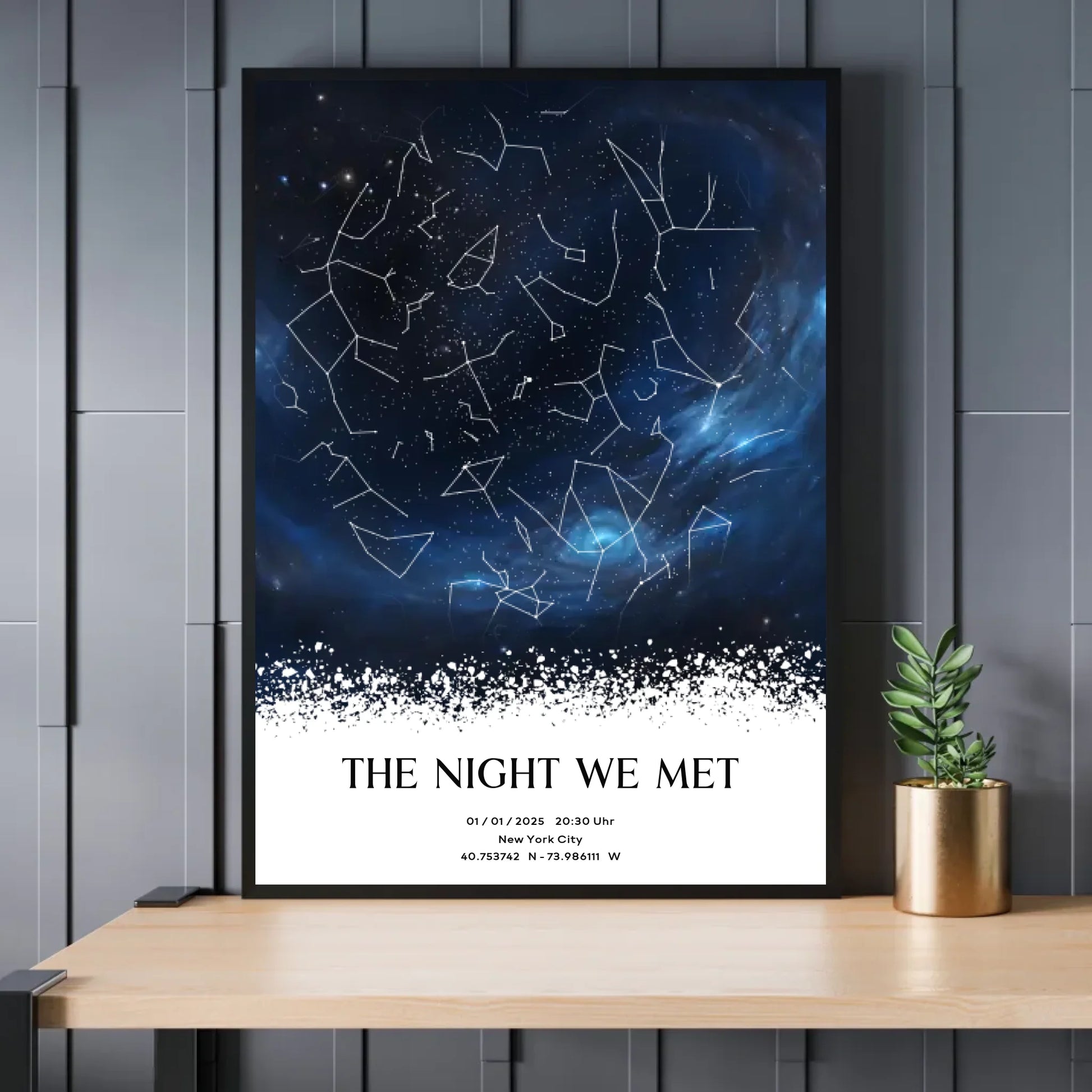 Personalisierte Sternenkarte mit Milchstraße in blau auf schwarz - Exklusives Holzrahmen-Poster mit Halbglanzpapier, bruchsicheres Plexiglas und FSC-zertifiziertes Papier