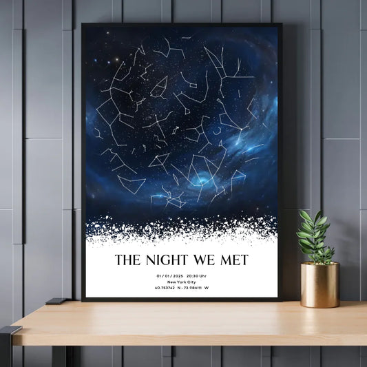 Personalisierte Sternenkarte mit Milchstraße in blau auf schwarz - Exklusives Holzrahmen-Poster mit Halbglanzpapier, bruchsicheres Plexiglas und FSC-zertifiziertes Papier