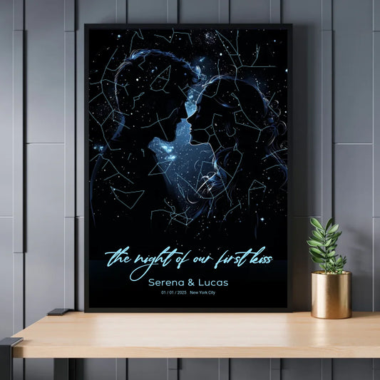 Personalisierte Sternenkarte mit Liebespaar in den tollen Farben blau, weiß und schwarz - the night of our first kiss - Exklusives Holzrahmen-Poster mit Halbglanzpapier, bruchsicheres Plexiglas und FSC-zertifiziertes Papier