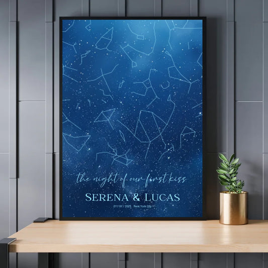 Personalisierte Sternenkarte mit allover Sternenbild in den tollen Farben blau, weiß und navy - Exklusives Holzrahmen-Poster mit Halbglanzpapier, bruchsicheres Plexiglas und FSC-zertifiziertes Papier