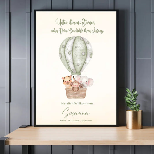 Personalisiertes Sternenbild mit Safari Tiere im grünen Heißluftballon - Exklusives Holzrahmen-Poster mit Halbglanzpapier, bruchsicheres Plexiglas und FSC-zertifiziertes Papier